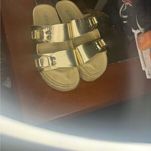 Gold women’s shoe size 8